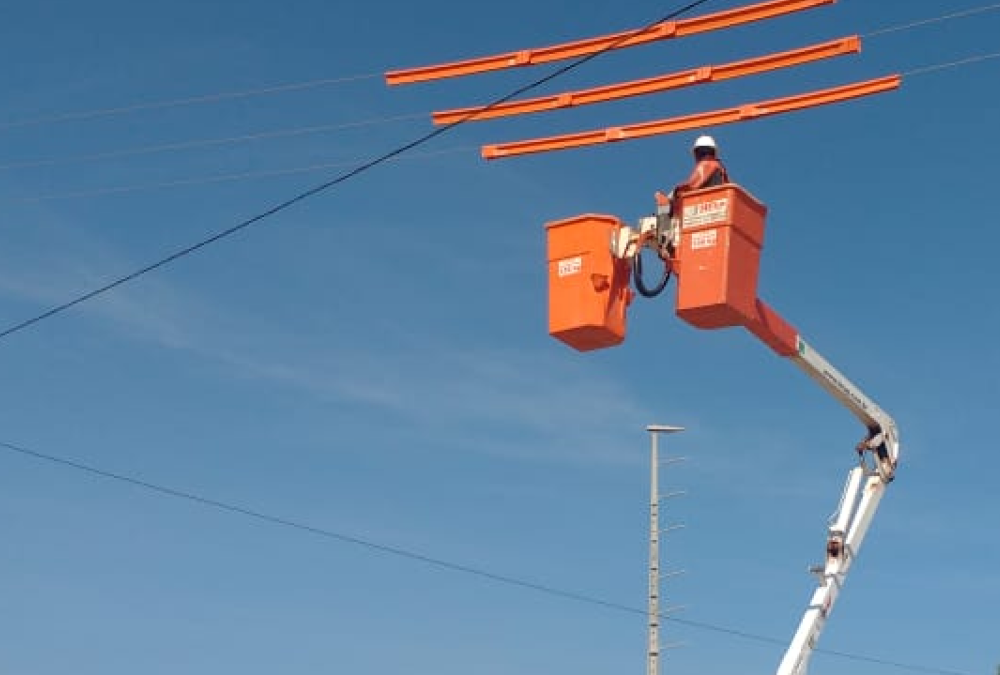 O que é manutenção preventiva em linhas de transmissão e por quê ela é necessária para a segurança?